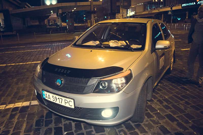 В Киеве возле водитель Uber зажал руку полицейского стеклом и протащил за собой В Киеве возле водитель Uber зажал руку полицейского стеклом и протащил за собой
