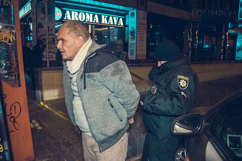 В Киеве возле водитель Uber зажал руку полицейского стеклом и протащил за собой В Киеве возле водитель Uber зажал руку полицейского стеклом и протащил за собой