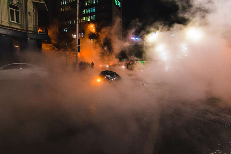 В центре Киева прорвало трубу: в кипятке утонуло такси Убер. Фото В центре Киева прорвало трубу: в кипятке утонуло такси Убер. Фото