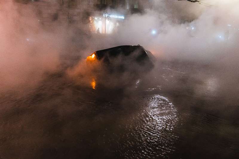 В центре Киева прорвало трубу: в кипятке утонуло такси Убер. Фото В центре Киева прорвало трубу: в кипятке утонуло такси Убер. Фото