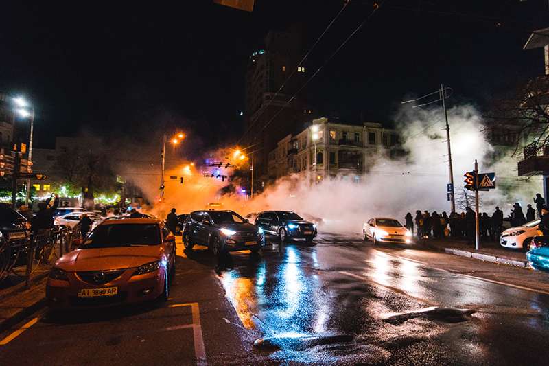 В центре Киева прорвало трубу: в кипятке утонуло такси Убер. Фото В центре Киева прорвало трубу: в кипятке утонуло такси Убер. Фото