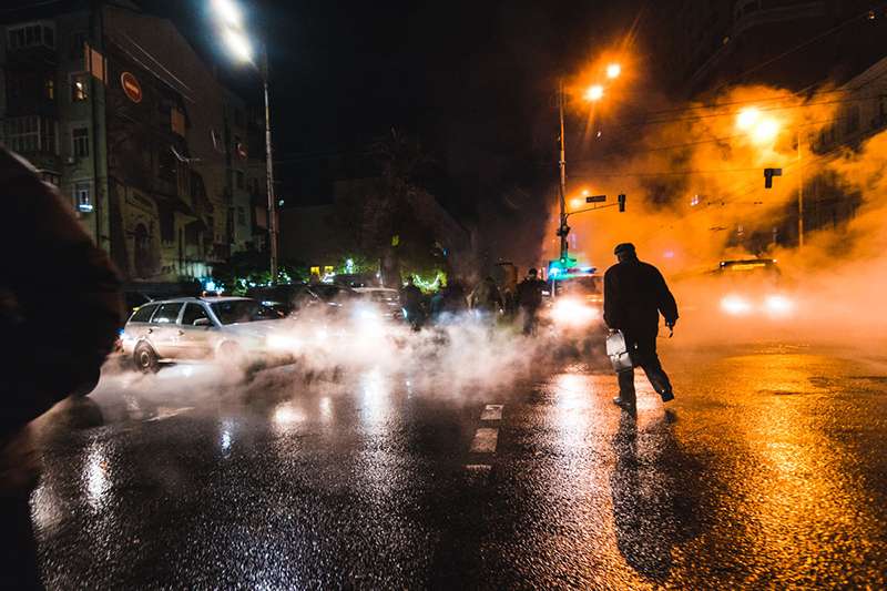 В центре Киева прорвало трубу: в кипятке утонуло такси Убер. Фото В центре Киева прорвало трубу: в кипятке утонуло такси Убер. Фото