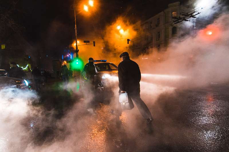 В центре Киева прорвало трубу: в кипятке утонуло такси Убер. Фото В центре Киева прорвало трубу: в кипятке утонуло такси Убер. Фото