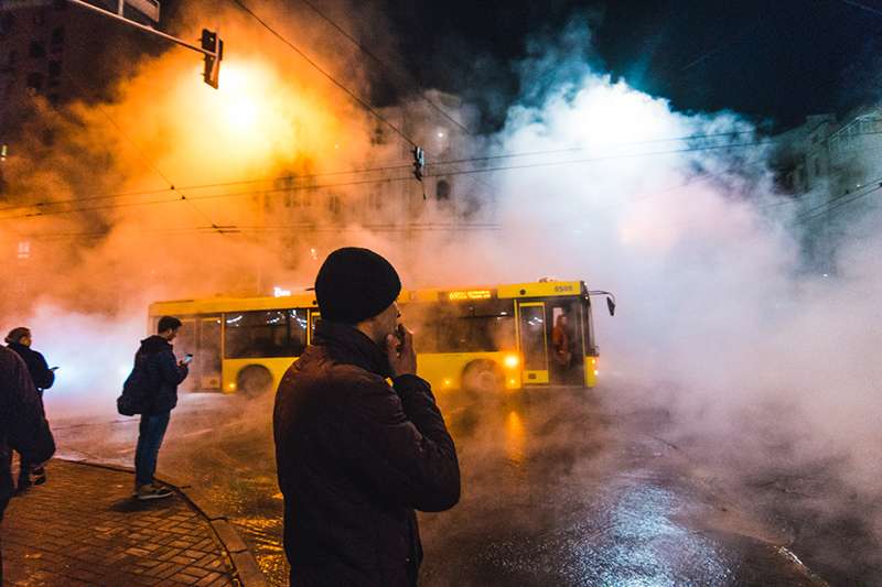 В центре Киева прорвало трубу: в кипятке утонуло такси Убер. Фото В центре Киева прорвало трубу: в кипятке утонуло такси Убер. Фото