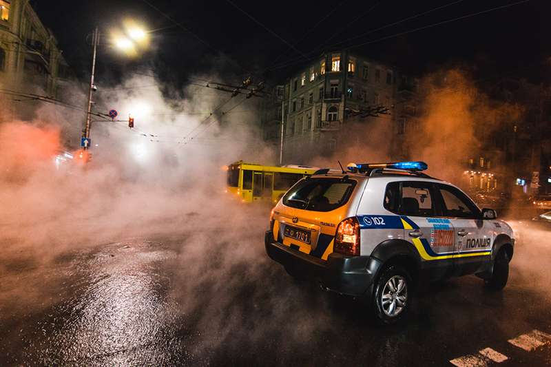 В центре Киева прорвало трубу: в кипятке утонуло такси Убер. Фото В центре Киева прорвало трубу: в кипятке утонуло такси Убер. Фото