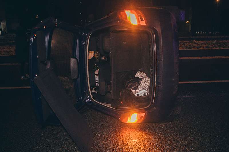 В Киеве на проспекте Победы перевернулась Skoda Taxify В Киеве на проспекте Победы перевернулась Skoda Taxify