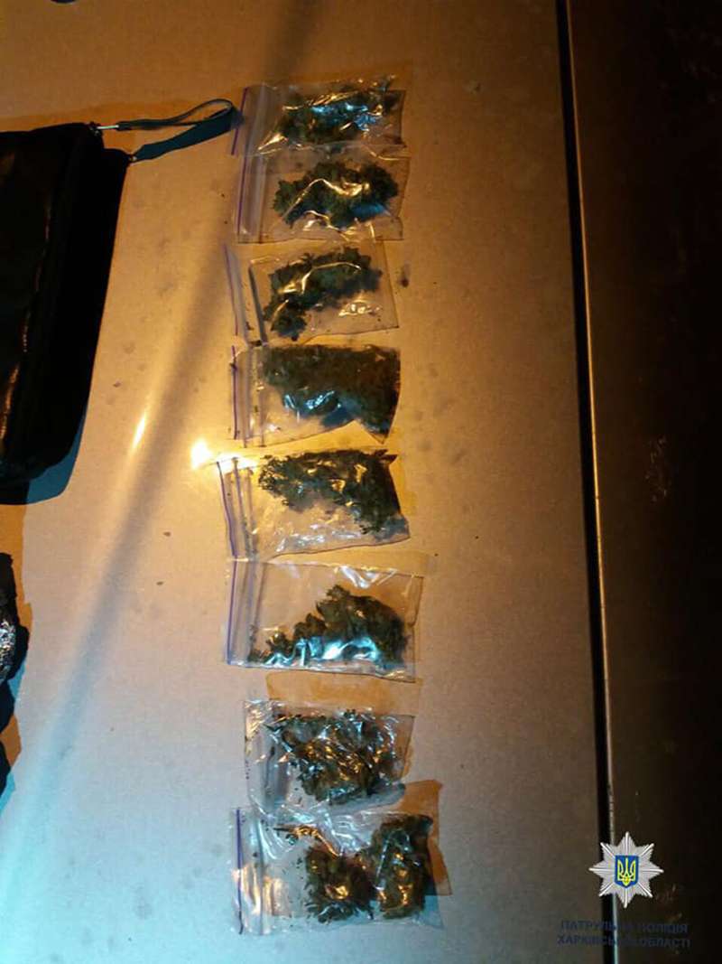 В Харькове задержали таксиста, перевозившего наркотики в "шашке" В Харькове задержали таксиста, перевозившего наркотики в "шашке"