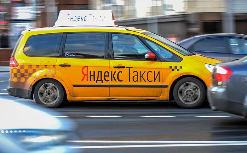 В Москве считают, что агрегаторам такси стоит ввести минимальную зарплату для водителей