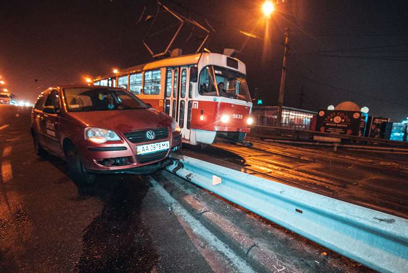 В Киеве на «Черниговской» таксист налетел на отбойник и застрял В Киеве на «Черниговской» таксист налетел на отбойник и застрял