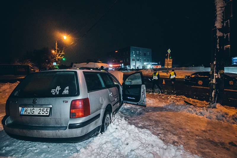 В Киеве такси Volkswagen протаранило Chevrolet и вылетело на обочину В Киеве такси Volkswagen протаранило Chevrolet и вылетело на обочину