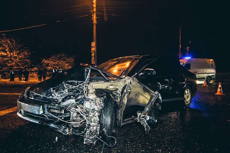 В Киеве такси Volkswagen протаранило Chevrolet и вылетело на обочину В Киеве такси Volkswagen протаранило Chevrolet и вылетело на обочину