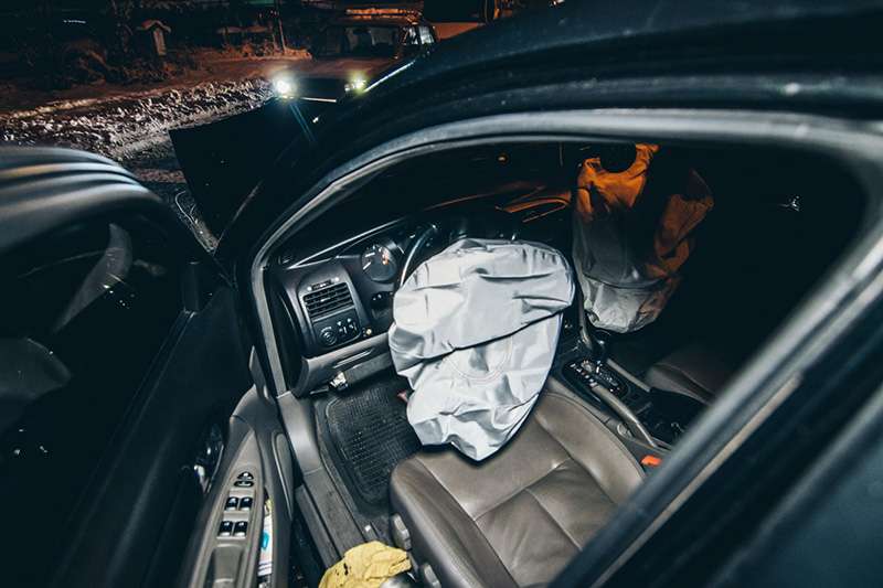В Киеве такси Volkswagen протаранило Chevrolet и вылетело на обочину В Киеве такси Volkswagen протаранило Chevrolet и вылетело на обочину