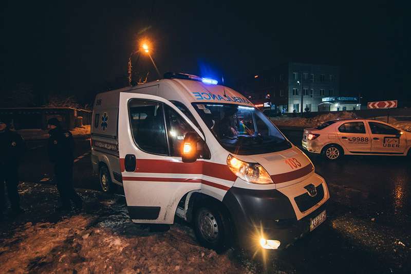 В Киеве такси Volkswagen протаранило Chevrolet и вылетело на обочину В Киеве такси Volkswagen протаранило Chevrolet и вылетело на обочину
