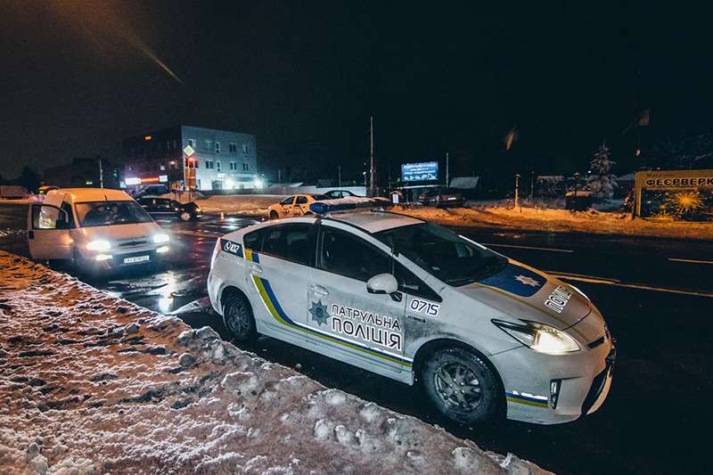 В Киеве такси Volkswagen протаранило Chevrolet и вылетело на обочину В Киеве такси Volkswagen протаранило Chevrolet и вылетело на обочину