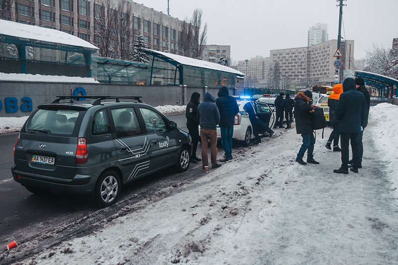 В Киеве подполковник СБУ с пистолетом Макарова угнал такси В Киеве подполковник СБУ с пистолетом Макарова угнал такси