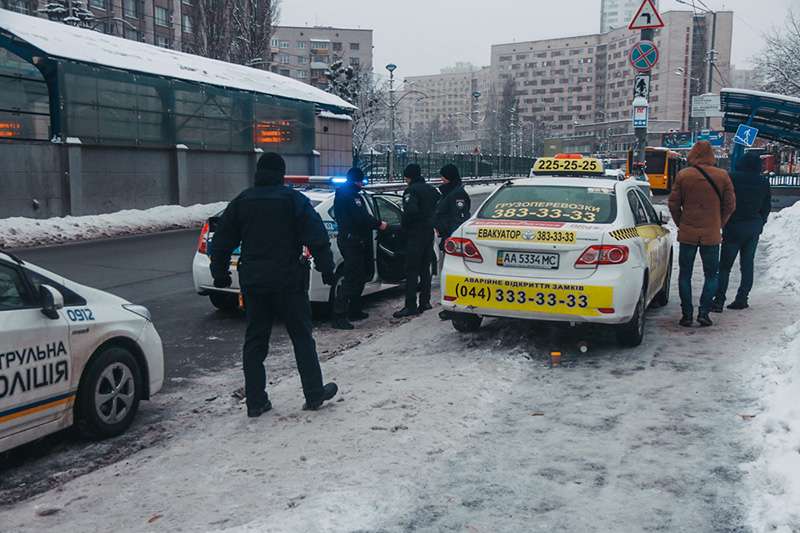 В Киеве подполковник СБУ с пистолетом Макарова угнал такси В Киеве подполковник СБУ с пистолетом Макарова угнал такси