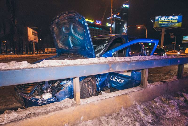 В Киеве водитель Uber разбил четыре машины и вылетел через окно В Киеве водитель Uber разбил четыре машины и вылетел через окно