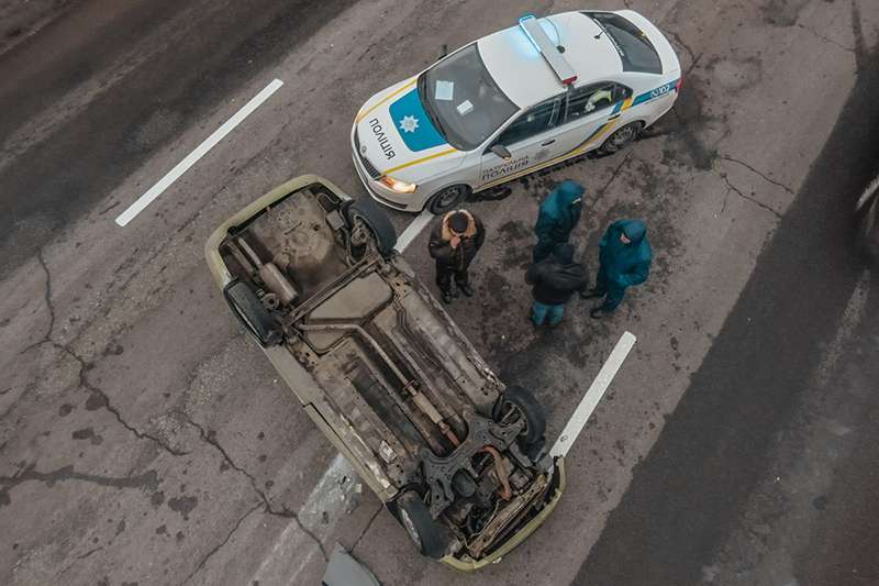 В Киеве Volkswagen перевернул такси с 4-летним ребенком в салоне В Киеве Volkswagen перевернул такси с 4-летним ребенком в салоне