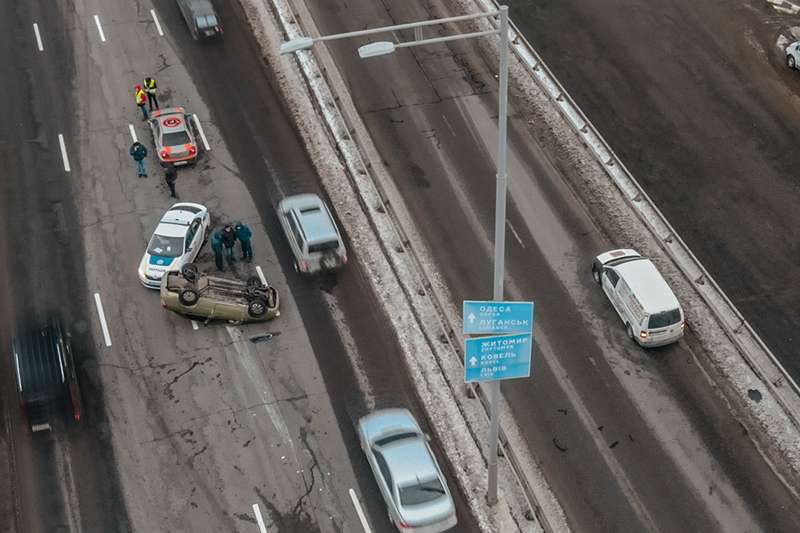 В Киеве Volkswagen перевернул такси с 4-летним ребенком в салоне В Киеве Volkswagen перевернул такси с 4-летним ребенком в салоне