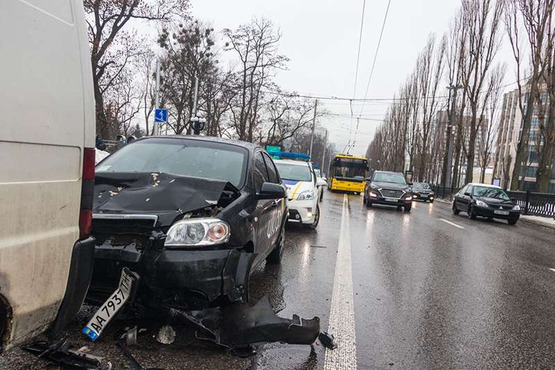 В центре Киева автомобиль Uklon попал в ДТП В центре Киева автомобиль Uklon попал в ДТП