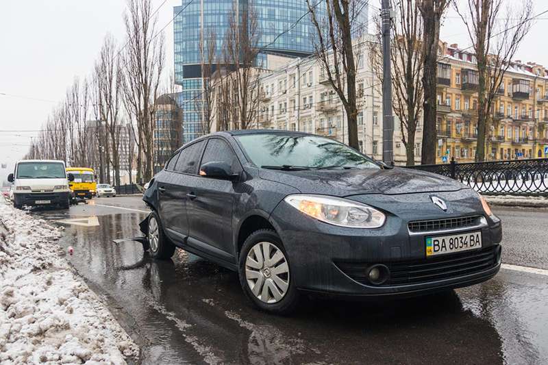 В центре Киева автомобиль Uklon попал в ДТП В центре Киева автомобиль Uklon попал в ДТП